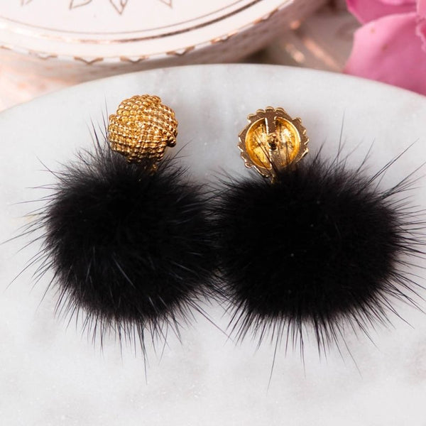Vergoldete Knoten-Ohrstecker mit Puschel-Pompom in Schwarz