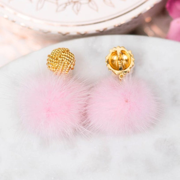 Vergoldete Knoten-Ohrstecker mit Puschel-Pompom in Zartrosa