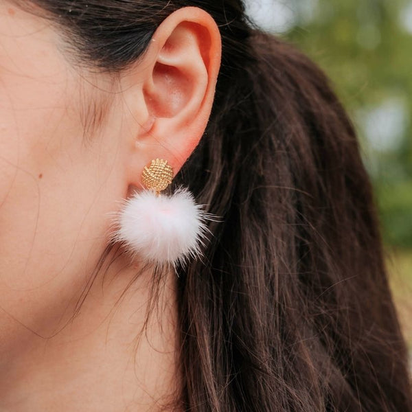 Vergoldete Knoten-Ohrringe mit Puschel-Pompom in Zartrosa