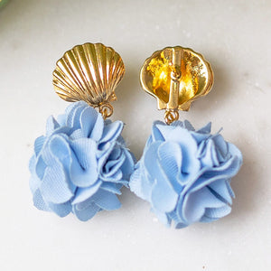Vergoldete Muschel-Ohrstecker mit hellblauem Blüten-Pompom