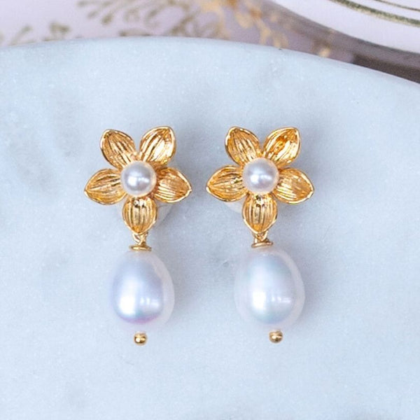 Set aus Perl-Blütenohrringen mit Süßwasserperle, Perl-Blütenfingerring und Samt-Box in Lindgrün