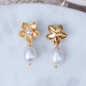 Set aus Perl-Blütenohrringen mit Süßwasserperle, Perl-Blütenfingerring und Samt-Box in Lindgrün