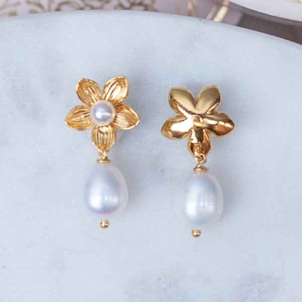 Set aus Perl-Blütenohrringen mit Süßwasserperle, Perl-Blütenfingerring und Samt-Box in Lindgrün