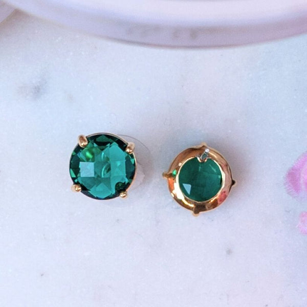 Funkelnde dunkelgrüne Ohrstecker von Janne v. d. Heide