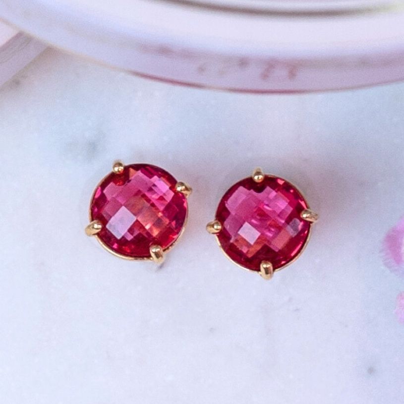Funkelnde fuchsiafarbene Ohrstecker von Janne v. d. Heide