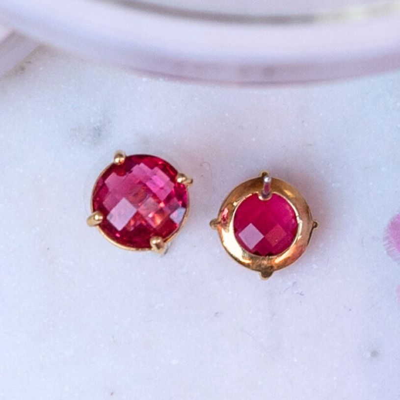 Funkelnde fuchsiafarbene Ohrstecker von Janne v. d. Heide