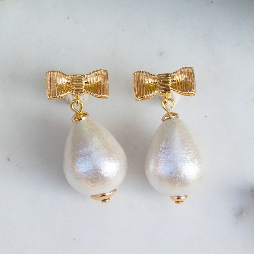 Elegante Schleifenohrringe mit leichtem Baumwolltropfen