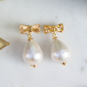 Elegante Schleifenohrringe mit leichtem Baumwolltropfen