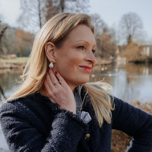 Elegante Schleifenohrringe mit leichtem Baumwolltropfen