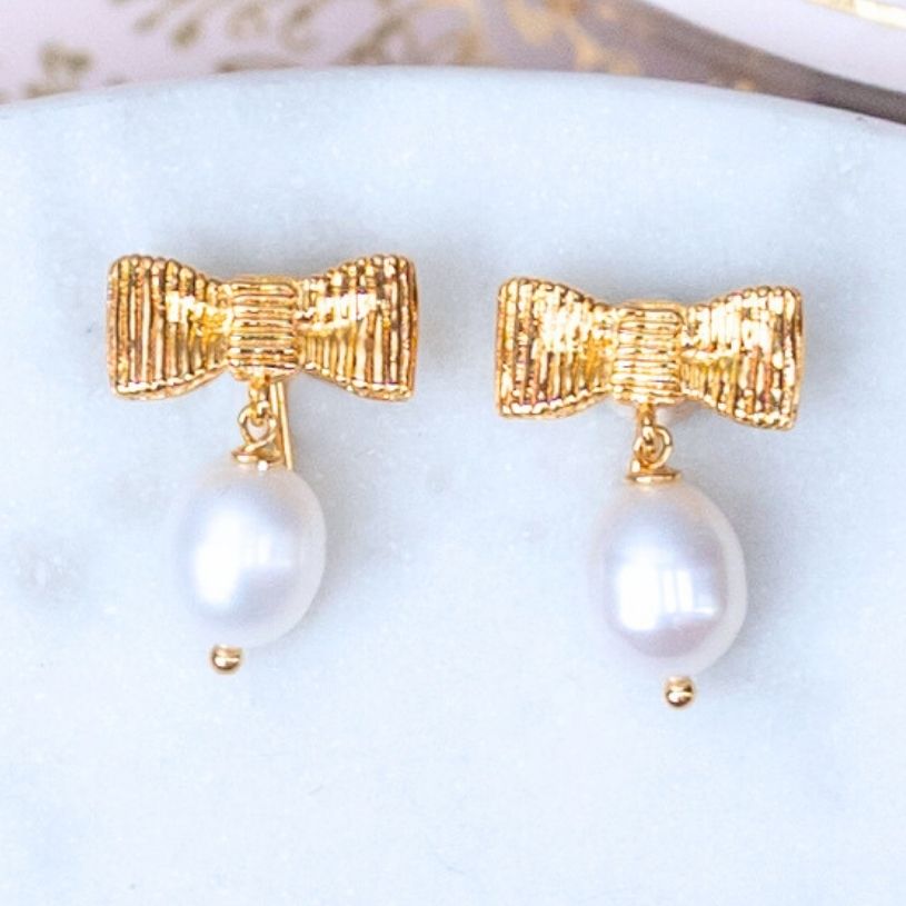 Zauberhafte Schleifenohrringe mit edler Süßwasserperle von Janne von der Heide