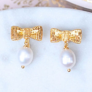 Zauberhafte Schleifenohrringe mit edler Süßwasserperle von Janne von der Heide