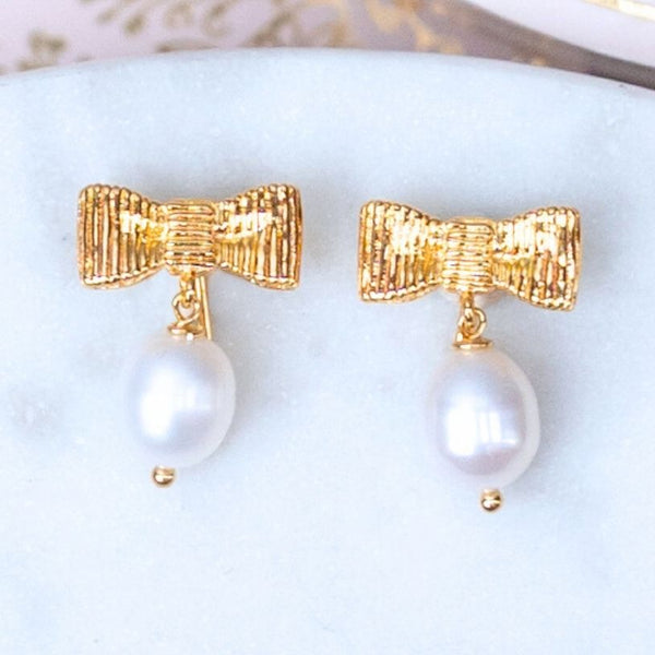 Zauberhafte Schleifenohrringe mit edler Süßwasserperle von Janne von der Heide