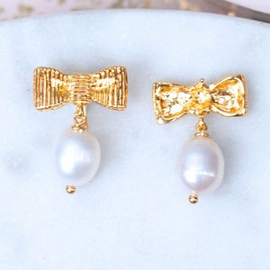 Zauberhafte Schleifenohrringe mit edler Süßwasserperle von Janne von der Heide