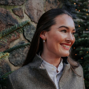 Zauberhafte Schleifenohrringe mit edler Süßwasserperle von Janne von der Heide