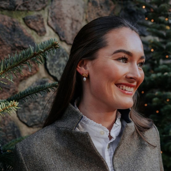 Zauberhafte Schleifenohrringe mit edler Süßwasserperle von Janne von der Heide