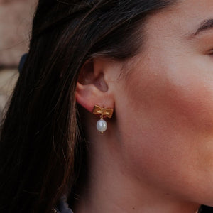 Zauberhafte Schleifenohrringe mit edler Süßwasserperle von Janne von der Heide