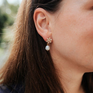 Set aus Schneeflocken-Ohrsteckern mit Süßwasserperle, Schneeflocken-Fingerring und Samt-Box in Lindgrün