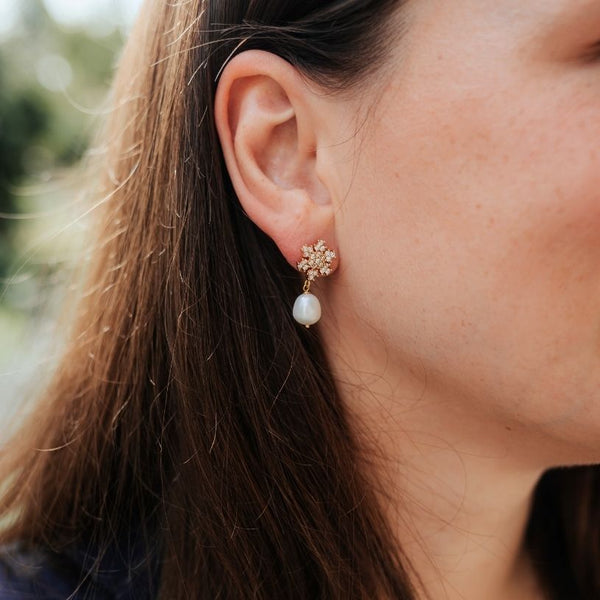 Set aus Schneeflocken-Ohrsteckern mit Süßwasserperle, Schneeflocken-Fingerring und Samt-Box in Lindgrün