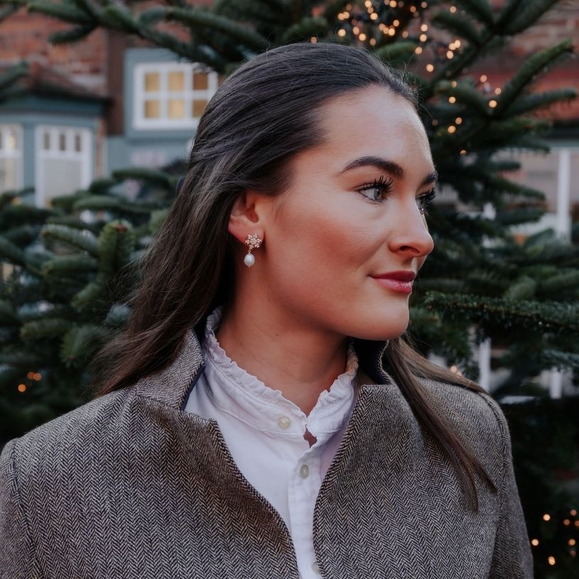 Funkelnder Schneeflocken-Ohrstecker mit Steinen und Süßwasserperle