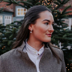Funkelnder Schneeflocken-Ohrstecker mit Steinen und Süßwasserperle