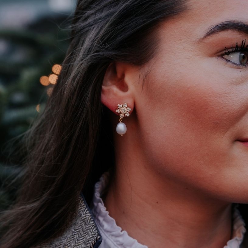 Set aus Schneeflocken-Ohrsteckern mit Süßwasserperle, Schneeflocken-Fingerring und Samt-Box in Lindgrün