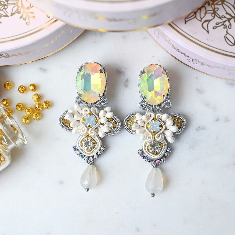Vorbestellbar - Symmetrische Soutache-Ohrringe in Weiß und Silber