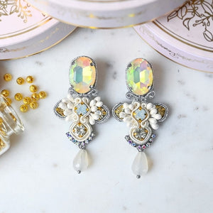 Vorbestellbar - Symmetrische Soutache-Ohrringe in Weiß und Silber