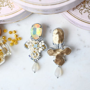 Vorbestellbar - Symmetrische Soutache-Ohrringe in Weiß und Silber