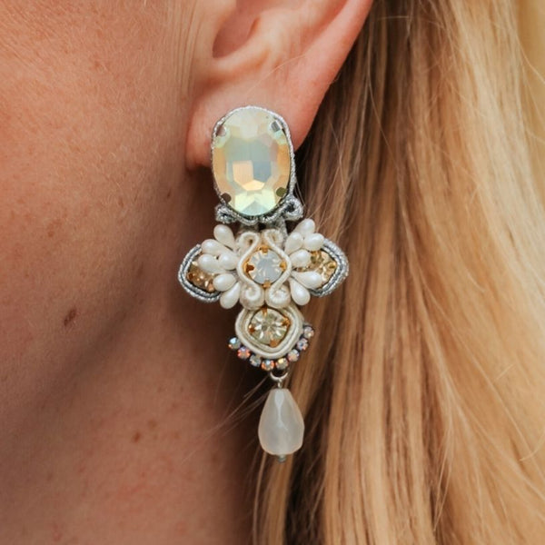 Vorbestellbar - Symmetrische Soutache-Ohrringe in Weiß und Silber
