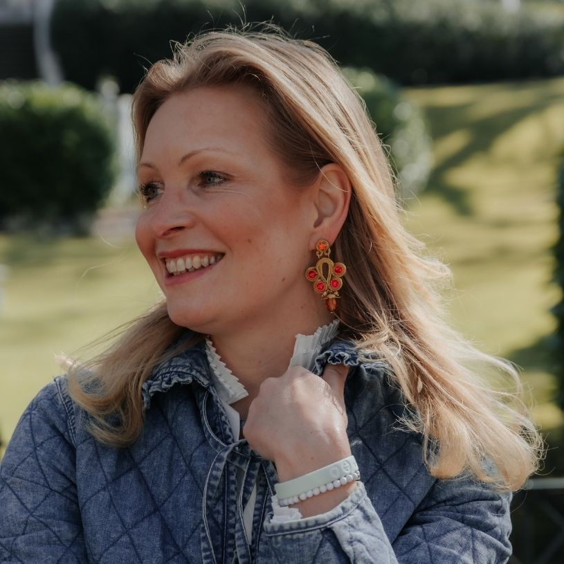 Stilbewusste Soutacheohrringe in Gold, Orange und Pink