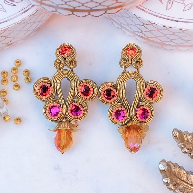 Stilbewusste Soutacheohrringe in Gold, Orange und Pink