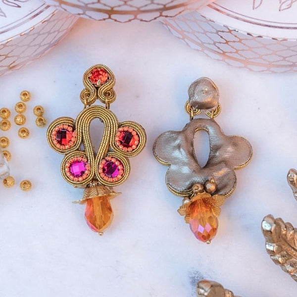 Stilbewusste Soutacheohrringe in Gold, Orange und Pink