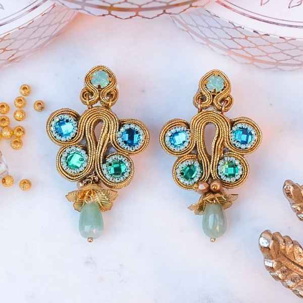 Stilbewusste Soutacheohrringe in Gold, Blau und Türkistönen