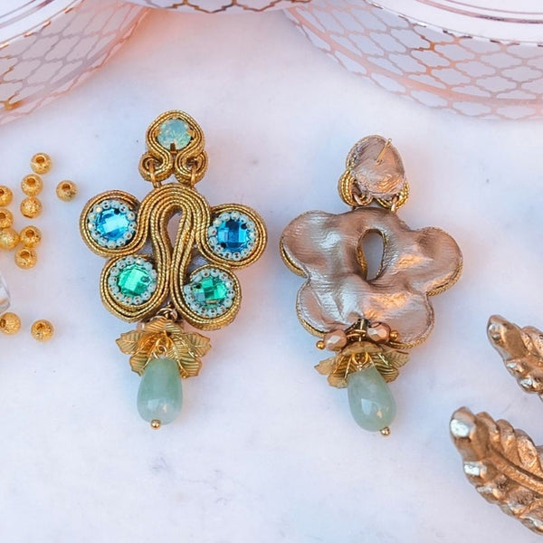 Stilbewusste Soutacheohrringe in Gold, Blau und Türkistönen