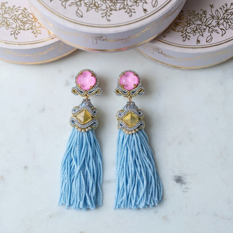 Orientalisch anmutende Quastenohrringe in Hellblau und Rosa