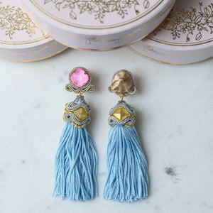 Orientalisch anmutende Quastenohrringe in Hellblau und Rosa