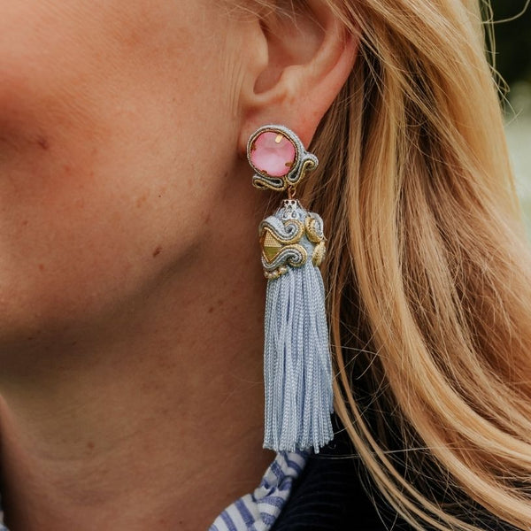 Orientalisch anmutende Quastenohrringe in Hellblau und Rosa