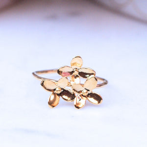 Set aus Blütenstecker mit edler Süßwasserperle, Blüten-Fingerring und Samt-Box in Lindgrün