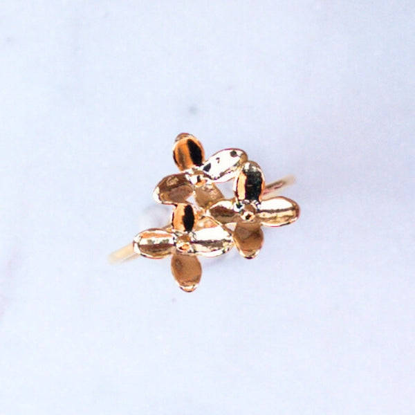 Set aus Blütenstecker mit edler Süßwasserperle, Blüten-Fingerring und Samt-Box in Lindgrün