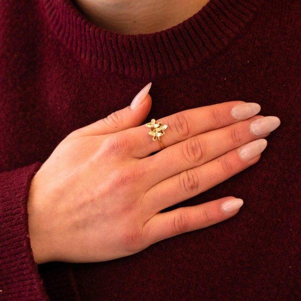 Set aus Blütenstecker mit edler Süßwasserperle, Blüten-Fingerring und Samt-Box in Lindgrün