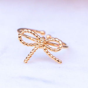 Set aus Schleifchenstecker mit edler Süßwasserperle, Fingerring mit Schleifchen und Samt-Box in Lindgrün