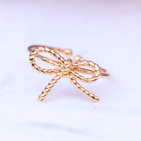 Set aus Schleifchenstecker mit edler Süßwasserperle, Fingerring mit Schleifchen und Samt-Box in Lindgrün