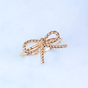 Set aus Schleifchenstecker mit edler Süßwasserperle, Fingerring mit Schleifchen und Samt-Box in Lindgrün