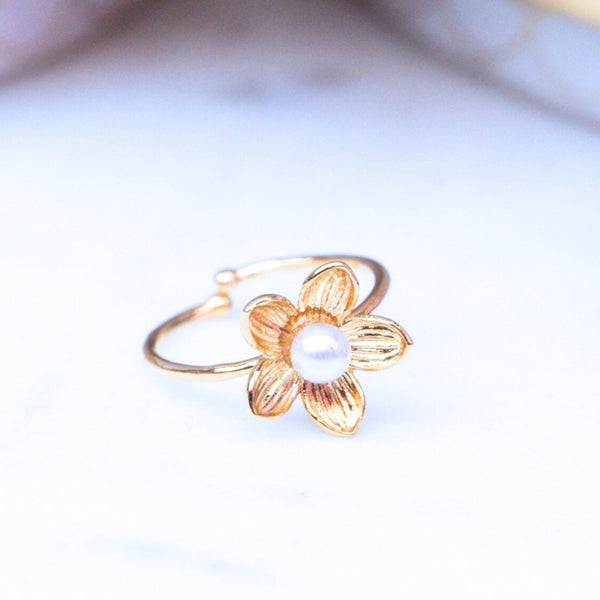 Zauberhafter Perl-Blütenfingerring
