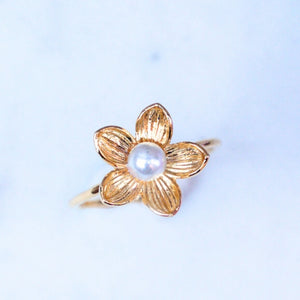 Zauberhafter Perl-Blütenfingerring