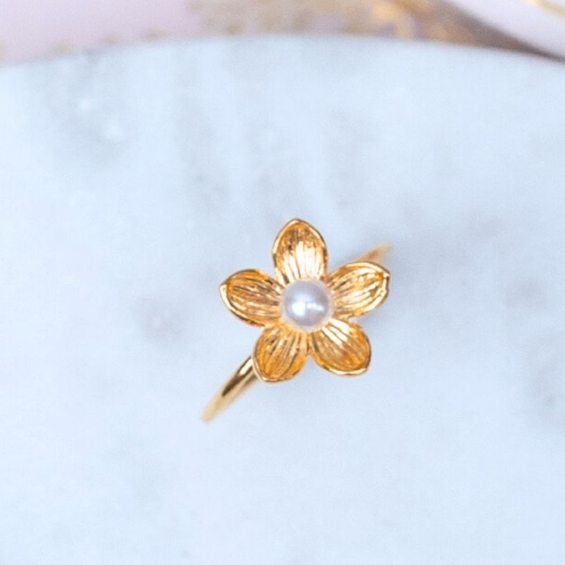 Zauberhafter Perl-Blütenfingerring