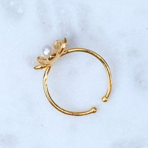 Zauberhafter Perl-Blütenfingerring