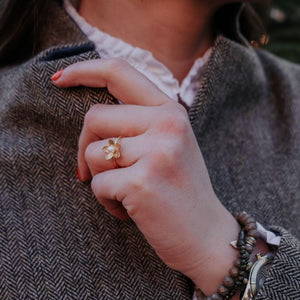 Zauberhafter Perl-Blütenfingerring