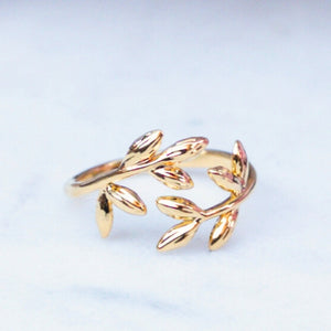 Eleganter Fingerring mit Blattranke