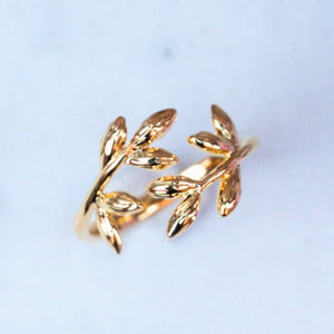 Eleganter Fingerring mit Blattranke